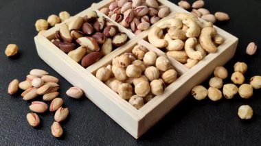 Sağlıklı gıda malzemesi olarak bir kutu kaju, fındık, fıstık ve Brezilya fındığı. Tasarımın için bir kutu fındık.