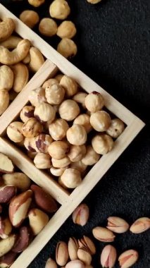 Sağlıklı gıda malzemesi olarak bir kutu kaju, fındık, fıstık ve Brezilya fındığı. Tasarımın için bir kutu fındık.