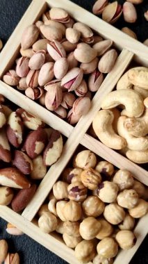 Sağlıklı gıda malzemesi olarak bir kutu kaju, fındık, fıstık ve Brezilya fındığı. Tasarımın için bir kutu fındık.