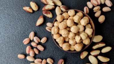 Fındık kabuğu soyulmuş, kavrulmuş ya da çiğ, sağlıklı yiyecekler için bir malzeme olarak. Arka plan olarak fındık