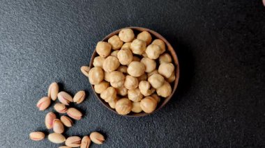 Fındık kabuğu soyulmuş, kavrulmuş ya da çiğ, sağlıklı yiyecekler için bir malzeme olarak. Arka plan olarak fındık