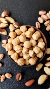 Fındık kabuğu soyulmuş, kavrulmuş ya da çiğ, sağlıklı yiyecekler için bir malzeme olarak. Arka plan olarak fındık