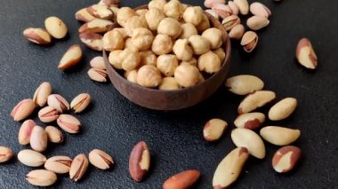 Fındık kabuğu soyulmuş, kavrulmuş ya da çiğ, sağlıklı yiyecekler için bir malzeme olarak. Arka plan olarak fındık