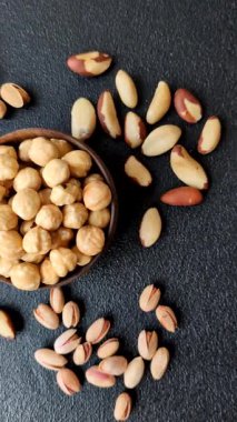 Fındık kabuğu soyulmuş, kavrulmuş ya da çiğ, sağlıklı yiyecekler için bir malzeme olarak. Arka plan olarak fındık