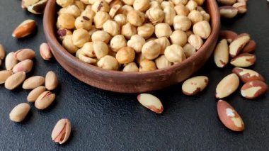 Fındık kabuğu soyulmuş, kavrulmuş ya da çiğ, sağlıklı yiyecekler için bir malzeme olarak. Arka plan olarak fındık