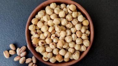 Fındık kabuğu soyulmuş, kavrulmuş ya da çiğ, sağlıklı yiyecekler için bir malzeme olarak. Arka plan olarak fındık