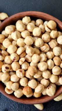 Fındık kabuğu soyulmuş, kavrulmuş ya da çiğ, sağlıklı yiyecekler için bir malzeme olarak. Arka plan olarak fındık