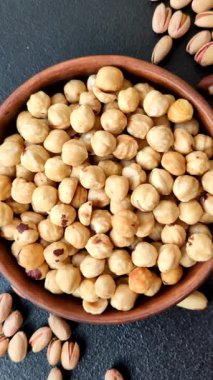 Fındık kabuğu soyulmuş, kavrulmuş ya da çiğ, sağlıklı yiyecekler için bir malzeme olarak. Arka plan olarak fındık