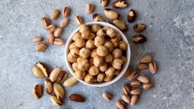 Fındık kabuğu soyulmuş, kavrulmuş ya da çiğ, sağlıklı yiyecekler için bir malzeme olarak. Arka plan olarak fındık