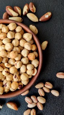 Fındık kabuğu soyulmuş, kavrulmuş ya da çiğ, sağlıklı yiyecekler için bir malzeme olarak. Arka plan olarak fındık