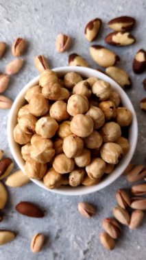 Fındık kabuğu soyulmuş, kavrulmuş ya da çiğ, sağlıklı yiyecekler için bir malzeme olarak. Arka plan olarak fındık