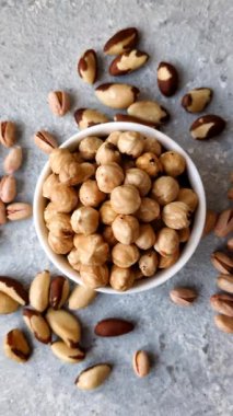 Fındık kabuğu soyulmuş, kavrulmuş ya da çiğ, sağlıklı yiyecekler için bir malzeme olarak. Arka plan olarak fındık