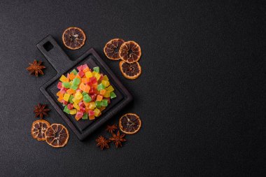 Şekerli meyveler rengarenk küplerde pişmiş yiyecekler ve tatlılar için bir malzemedir. Tasarımınız için gıda arka planı olarak şekerli meyve