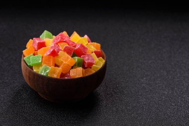 Şekerli meyveler rengarenk küplerde pişmiş yiyecekler ve tatlılar için bir malzemedir. Tasarımınız için gıda arka planı olarak şekerli meyve