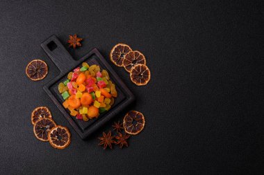 Kurutulmuş kayısı, kuru üzüm ve şekerli meyveler, hamur işleri ve tatlılar için. Tasarımınız için yiyecek olarak kurumuş meyveler