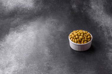 Sağlıklı bir vegan malzemesi olarak konserve yeşil edamame fasulyesi. Tasarımınız için yemek arkaplanı olarak fasulye.