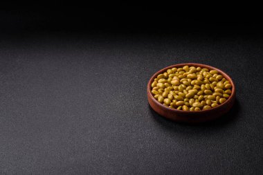 Sağlıklı bir vegan malzemesi olarak konserve yeşil edamame fasulyesi. Tasarımınız için yemek arkaplanı olarak fasulye.