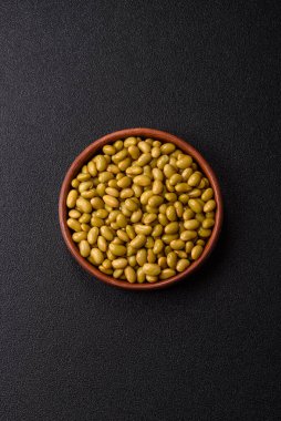 Sağlıklı bir vegan malzemesi olarak konserve yeşil edamame fasulyesi. Tasarımınız için yemek arkaplanı olarak fasulye.