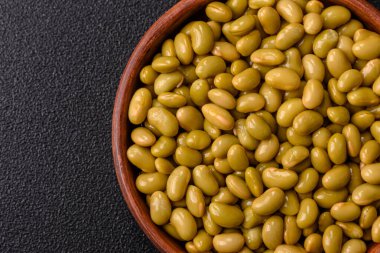 Sağlıklı bir vegan malzemesi olarak konserve yeşil edamame fasulyesi. Tasarımınız için yemek arkaplanı olarak fasulye.