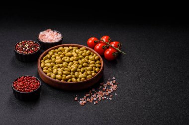 Sağlıklı bir vegan malzemesi olarak konserve yeşil edamame fasulyesi. Tasarımınız için yemek arkaplanı olarak fasulye.