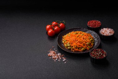 Edamame fasulyesi, havuç, tofu ve baharatlı Asya salatası. Edamame ve havuç salatası tasarımınız için bir gıda arka planıdır.