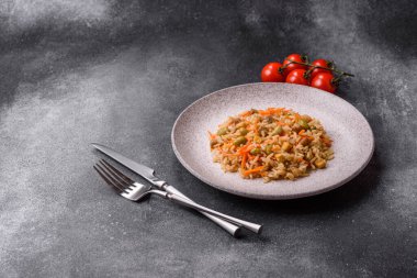 Pirinç, edamame, havuç, tofu ve baharatlı Asya yemekleri. Edamame ve havuçlu pilav tasarımınız için gıda arka planında.