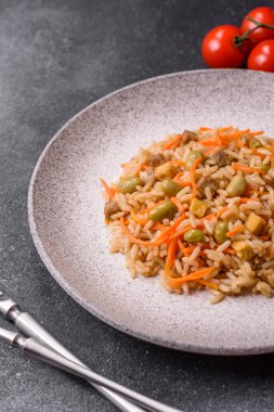 Pirinç, edamame, havuç, tofu ve baharatlı Asya yemekleri. Edamame ve havuçlu pilav tasarımınız için gıda arka planında.