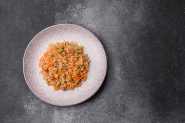 Pirinç, edamame, havuç, tofu ve baharatlı Asya yemekleri. Edamame ve havuçlu pilav tasarımınız için gıda arka planında.