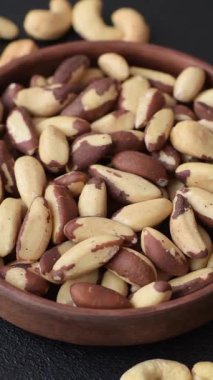 Brezilya fındığı, çiğ ve kabuklu, bir selenyum kaynağı ve sağlıklı bir gıda malzemesidir. Brezilya tasarımı için gıda arka planı olarak fındık