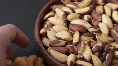 Brezilya fındığı, çiğ ve kabuklu, bir selenyum kaynağı ve sağlıklı bir gıda malzemesidir. Brezilya tasarımı için gıda arka planı olarak fındık