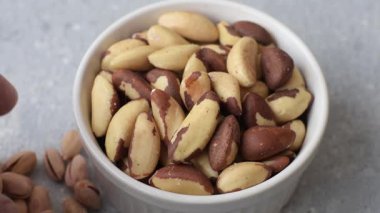 Brezilya fındığı, çiğ ve kabuklu, bir selenyum kaynağı ve sağlıklı bir gıda malzemesidir. Brezilya tasarımı için gıda arka planı olarak fındık