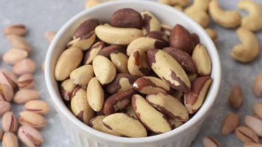 Brezilya fındığı, çiğ ve kabuklu, bir selenyum kaynağı ve sağlıklı bir gıda malzemesidir. Brezilya tasarımı için gıda arka planı olarak fındık