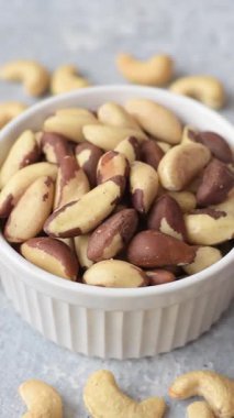 Brezilya fındığı, çiğ ve kabuklu, bir selenyum kaynağı ve sağlıklı bir gıda malzemesidir. Brezilya tasarımı için gıda arka planı olarak fındık