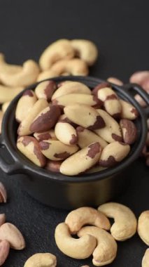 Brezilya fındığı, çiğ ve kabuklu, bir selenyum kaynağı ve sağlıklı bir gıda malzemesidir. Brezilya tasarımı için gıda arka planı olarak fındık