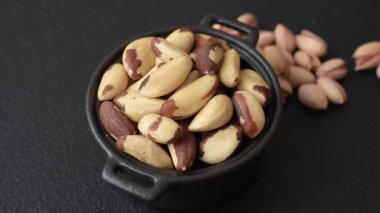 Brezilya fındığı, çiğ ve kabuklu, bir selenyum kaynağı ve sağlıklı bir gıda malzemesidir. Brezilya tasarımı için gıda arka planı olarak fındık