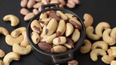 Brezilya fındığı, çiğ ve kabuklu, bir selenyum kaynağı ve sağlıklı bir gıda malzemesidir. Brezilya tasarımı için gıda arka planı olarak fındık