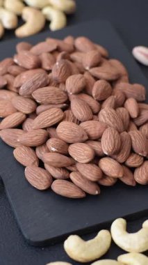 Çiğ ve soyulmuş badem sağlıklı bir besin maddesi. Tasarımınız için gıda arkaplanı olarak badem