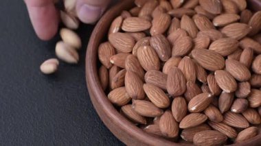 Çiğ ve soyulmuş badem sağlıklı bir besin maddesi. Tasarımınız için gıda arkaplanı olarak badem