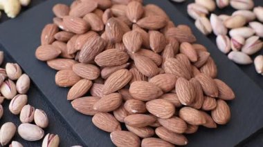 Çiğ ve soyulmuş badem sağlıklı bir besin maddesi. Tasarımınız için gıda arkaplanı olarak badem