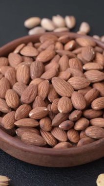 Çiğ ve soyulmuş badem sağlıklı bir besin maddesi. Tasarımınız için gıda arkaplanı olarak badem