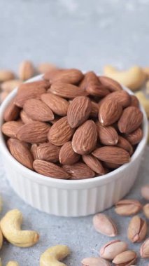 Çiğ ve soyulmuş badem sağlıklı bir besin maddesi. Tasarımınız için gıda arkaplanı olarak badem