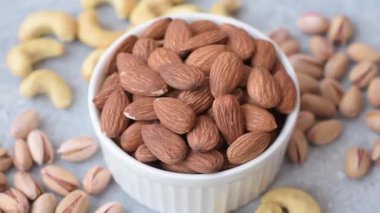 Çiğ ve soyulmuş badem sağlıklı bir besin maddesi. Tasarımınız için gıda arkaplanı olarak badem