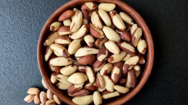 Brezilya fındığı, çiğ ve kabuklu, bir selenyum kaynağı ve sağlıklı bir gıda malzemesidir. Brezilya tasarımı için gıda arka planı olarak fındık