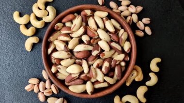 Brezilya fındığı, çiğ ve kabuklu, bir selenyum kaynağı ve sağlıklı bir gıda malzemesidir. Brezilya tasarımı için gıda arka planı olarak fındık