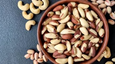 Brezilya fındığı, çiğ ve kabuklu, bir selenyum kaynağı ve sağlıklı bir gıda malzemesidir. Brezilya tasarımı için gıda arka planı olarak fındık