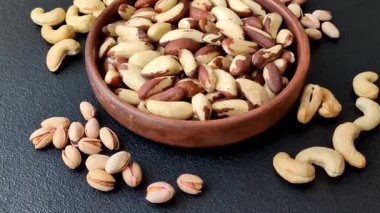 Brezilya fındığı, çiğ ve kabuklu, bir selenyum kaynağı ve sağlıklı bir gıda malzemesidir. Brezilya tasarımı için gıda arka planı olarak fındık