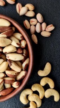 Brezilya fındığı, çiğ ve kabuklu, bir selenyum kaynağı ve sağlıklı bir gıda malzemesidir. Brezilya tasarımı için gıda arka planı olarak fındık