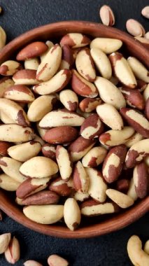 Brezilya fındığı, çiğ ve kabuklu, bir selenyum kaynağı ve sağlıklı bir gıda malzemesidir. Brezilya tasarımı için gıda arka planı olarak fındık