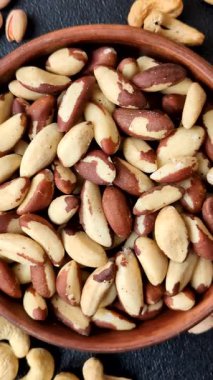 Brezilya fındığı, çiğ ve kabuklu, bir selenyum kaynağı ve sağlıklı bir gıda malzemesidir. Brezilya tasarımı için gıda arka planı olarak fındık