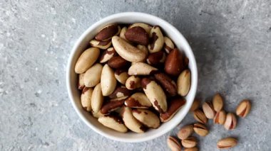 Brezilya fındığı, çiğ ve kabuklu, bir selenyum kaynağı ve sağlıklı bir gıda malzemesidir. Brezilya tasarımı için gıda arka planı olarak fındık